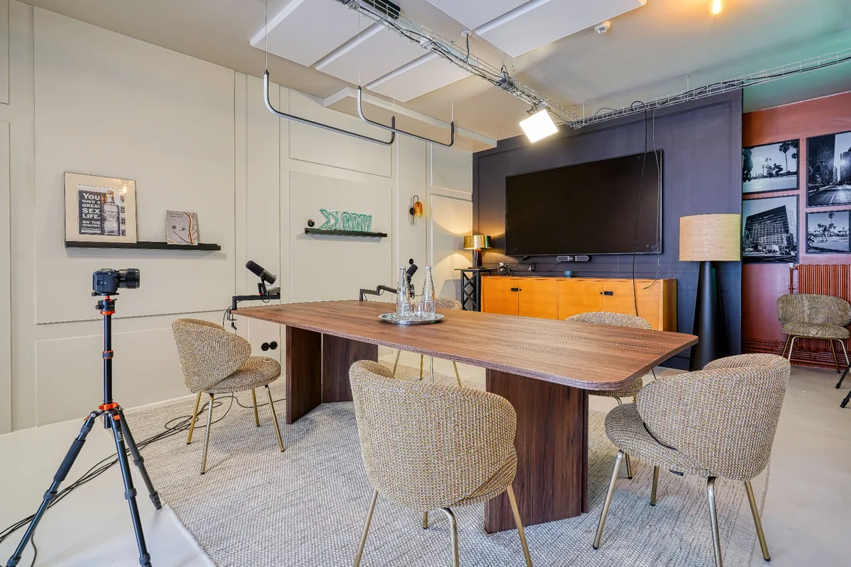 Studio 71 Paris 17e — configuration studio podcast professionnel avec équipement haut de gamme
